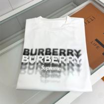 幅広い着こなし Supreme x BURBERRY シュプリーム偽物 Ｔシャツ ブランドロゴをプリント 大活躍の予感