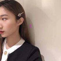 miumiuヘアクリップブランドコピー2026流行り素敵なミュウミュウ ヘアアクセサリー新作品質保証キラキラプレゼントオススメ