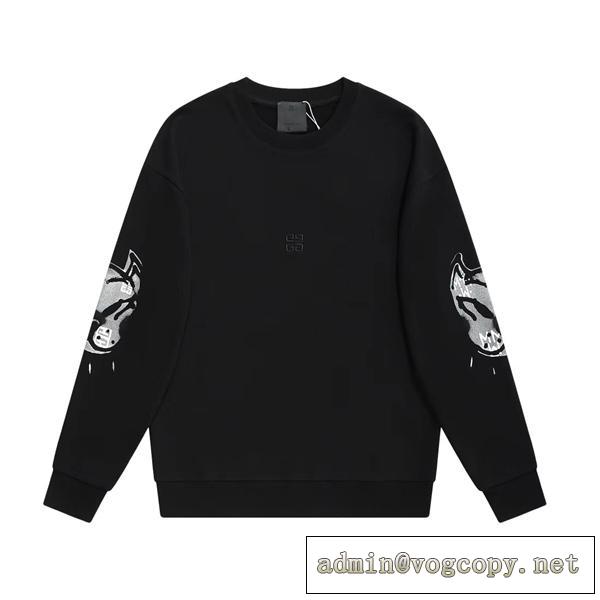 オシャレな秋冬コーデスタイル GIVENCHY ジバンシープルオーバーパーカー 偽物 ファッション性抜群のインナー