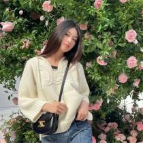 秋っぽさ新作 CELINEコピー セリーヌフーディー レディースニット 2026年秋冬に着たい 優雅で都会的な装い
