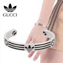男女好評!2026人気が爆発 adidas x Gucc1 cuff bracelet ロゴ シルバー偽物 バングル 落ち着いた腕元に仕上がる
