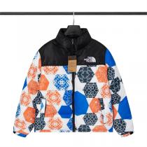 憧れのTHE NORTH FACE Retro Nuptse Jacket ダウンジャケットコピー パネルデザイン 唯一無二の存在感