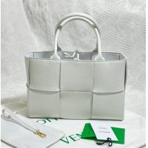 人気ボッテガ ヴェネタトートバッグMini Tote 3マスレディース2026流行りホワイト好評品 BOTTEGA VENETAコピー
