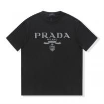 2026春夏アイテム PRADA コピー Tシャツ プリント柄 メタリックカラーロゴ 男女兼用 お目立ち度抜群