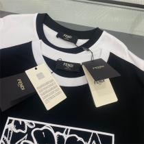 23ss FENDI 偽物 Ｔシャツ フェンディ 半袖 版画デザイン 黒白