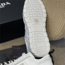 2026年春夏の新作 プラダ スーパーコピー スニーカー 厚底 三角ロゴ貼り付け PRADA