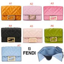 FENDI 偽物 三つ折り財布 フェンディ FFロゴ モノグラム 立体感 レザー 小銭入れ付き