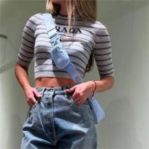 素晴らしい！プラダ スーパーコピー ニット半袖 クルーネック Tシャツ 刺繍ロゴ付き PRADA レディース