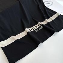 2026万能アイテム△PRADA コピー Tシャツ プラダ ポケット付き 三角ロゴ飾り 上質な逸品