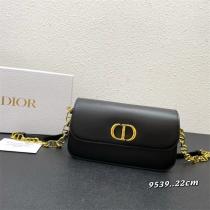 トレンドコーデが叶う★ DIOR スーパーコピー ショルダーバッグ BOBBY ディオール エンボスロゴ 