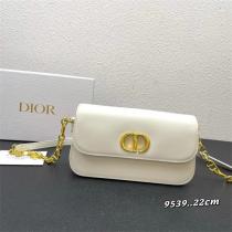 トレンドコーデが叶う★ DIOR スーパーコピー ショルダーバッグ BOBBY ディオール エンボスロゴ 