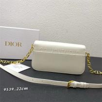 トレンドコーデが叶う★ DIOR スーパーコピー ショルダーバッグ BOBBY ディオール エンボスロゴ 