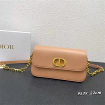 トレンドコーデが叶う★ DIOR スーパーコピー ショルダーバッグ BOBBY ディオール エンボスロゴ 