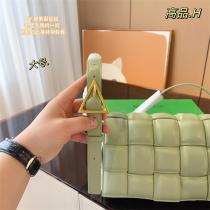 ボッテガ ヴェネタ CassetteショルダーバッグコピーBOTTEGA VENETA美品超人気大きいサイズ