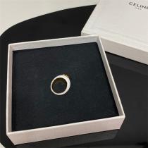 CELINE スーパーコピー 指輪 セリーヌ ペイントと真鍮 ゴールドのロゴ 目を引くおしゃれな