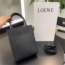 ブラック好き♥LOEWE コピー トートバッグ A4 ロエベ エンボスロゴ 黒 合わせやすさも抜群
