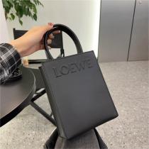ブラック好き♥LOEWE コピー トートバッグ A4 ロエベ エンボスロゴ 黒 合わせやすさも抜群