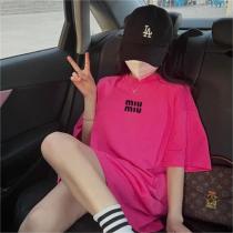 今季らしい着こなし存在感 ミュウミュウ スーパーコピー Ｔシャツ MIUMIU 純綿生地 ロゴプリント ミニマル