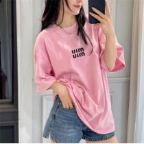 今季らしい着こなし存在感 ミュウミュウ スーパーコピー Ｔシャツ MIUMIU 純綿生地 ロゴプリント ミニマル