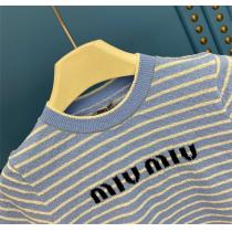 大注目の春夏ファッション MIUMIU 偽物 Ｔシャツ ニット素材 丸首 ストライプ ロゴプリント♪♪ミュウミュウ