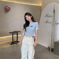 大注目の春夏ファッション MIUMIU 偽物 Ｔシャツ ニット素材 丸首 ストライプ ロゴプリント♪♪ミュウミュウ