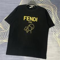 入手困難☆フェンディ スーパーコピー Tシャツ 喜茶HEYTEAｘFENDI コラボ ロゴプリント 半袖 