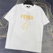 入手困難☆フェンディ スーパーコピー Tシャツ 喜茶HEYTEAｘFENDI コラボ ロゴプリント 半袖 