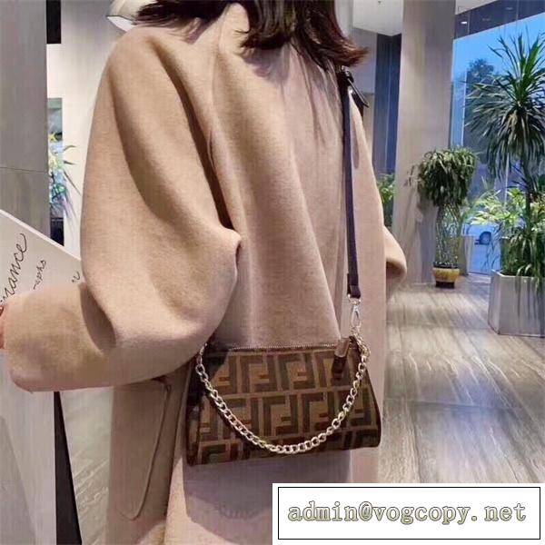 フェンディ スーパー コピー ショルダーバッグ 定番バージョン レトロ ffロゴ モノグラム FENDI 2WAY