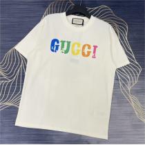 シャリ感のある GUCC1 偽物 Ｔシャツ 半袖 カラーロゴプリント★ シンプルでオシャレ満載