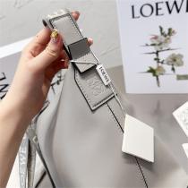 レトロ感満載 LOEWE スーパー コピー ショルダーバッグ 牛革 調節可能ショルダーベルト モノグラム ロエベ