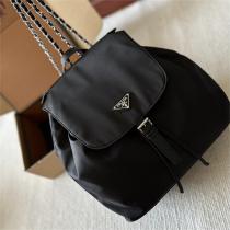 2026最新のトレンド PRADA コピー リュック ナイロン プラダ レトロ感 定番デザイン 三角ロゴ