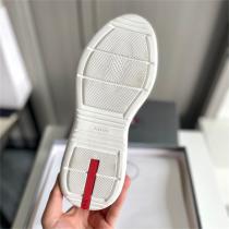 颯爽と現れる プラダ スーパーコピー スニーカー PRADA 三角ロゴ 金属 ソール レザー素材 