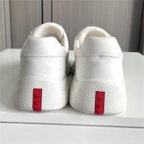 颯爽と現れる プラダ スーパーコピー スニーカー PRADA 三角ロゴ 金属 ソール レザー素材 