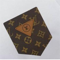 ソフトな生地感♪♪LOUIS VUITTON 偽物 Tシャツ ストレッチ性 貼り付け飾り ロゴ ルイヴィトン
