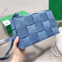 2026新作 BOTTEGA VANETA コピー ショルダーバッグ カセット クロスボディデニム  ボッテガ ヴェネタ
