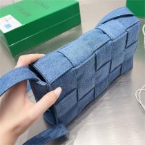 2026新作 BOTTEGA VANETA コピー ショルダーバッグ カセット クロスボディデニム  ボッテガ ヴェネタ