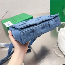 2026新作 BOTTEGA VANETA コピー ショルダーバッグ カセット クロスボディデニム  ボッテガ ヴェネタ