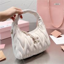 MIUMIU コピー ハンドバッグ wanderシリーズ hoboデザイン ミュウミュウ nappaレザー