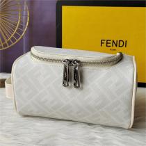 素敵秋冬定番新品 フェンディ スーパー コピー ポーチバッグ FENDI レザー 金属飾り モノグラム FFロゴ 定番