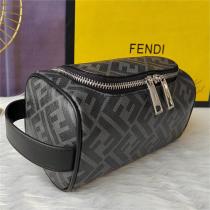素敵秋冬定番新品 フェンディ スーパー コピー ポーチバッグ FENDI レザー 金属飾り モノグラム FFロゴ 定番