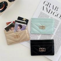 2026年大好評の半袖 ルイヴィトン 偽物 カードケース LOUIS VUITTON レザー ロゴ 貼り付け カードスロット     