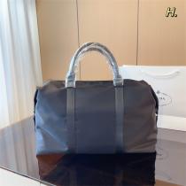 収納力が頼もしい プラダ スーパーコピートラベルバッグ ナイロン素材 三角 ロゴ ミニマル風 PRADA