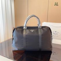 収納力が頼もしい プラダ スーパーコピートラベルバッグ ナイロン素材 三角 ロゴ ミニマル風 PRADA