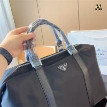 収納力が頼もしい プラダ スーパーコピートラベルバッグ ナイロン素材 三角 ロゴ ミニマル風 PRADA