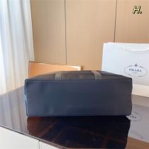 収納力が頼もしい プラダ スーパーコピートラベルバッグ ナイロン素材 三角 ロゴ ミニマル風 PRADA