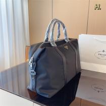 収納力が頼もしい プラダ スーパーコピートラベルバッグ ナイロン素材 三角 ロゴ ミニマル風 PRADA