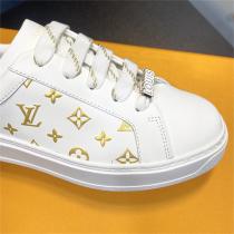おすすめアイテム LOUIS VUITTON 偽物 スニーカー 2色 ゴールド シルバー ロゴ 立体 モノグラム ルイヴィトン