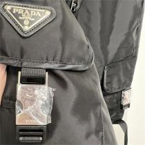 PRADA コピー ハーフパンツ ナイロン生地 カーゴパンツ 三角 金属 ロゴ 通気性 速乾性 プラダ