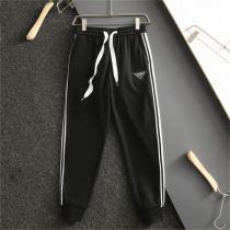 秋も颯爽に過ごせる PRADA コピー スウェットパンツ 三角ロゴ レザー ゆったりサイズ ストライプ柄 プラダ