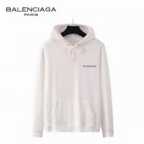 秋も優雅に過ごせる BALENCIAGA 偽物 パーカー ロゴ 柄 プリント ポケット 2色 ユニセックス バレンシアガ